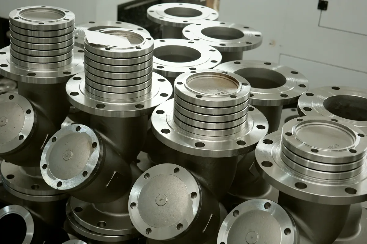 精业阀门待检阀门零部件现场